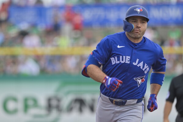 Joey Votto homers on 1st pitch in 1st spring training game with